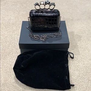 Black knuckle skull clutch
